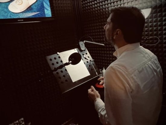 Alex Ferrer grabando voces en un estudio