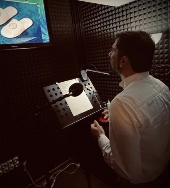 Alex Ferrer grabando voces en un estudio