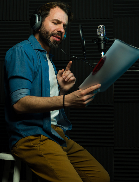 Actor de doblaje realizando una grabación en estudio